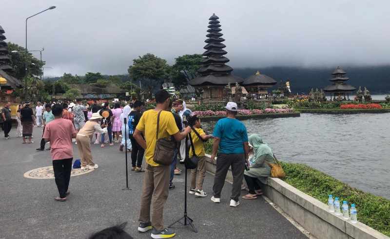 SETIAP HARI HUJAN : Kunjungan wisatawan yang berkunjung ke DTW Ulun Danu Beratan, Bedugul, Baturiti, Tabanan, tahun ini menurun. (juliadi/radar bali)