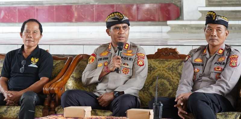 JADI AJANG CURHAT KNALPOT: Polres Klungkung gelar Jumat Curhat di Kantor Desa Besan, Kecamatan Dawan. (Foto: Humas Polres Klungkung)