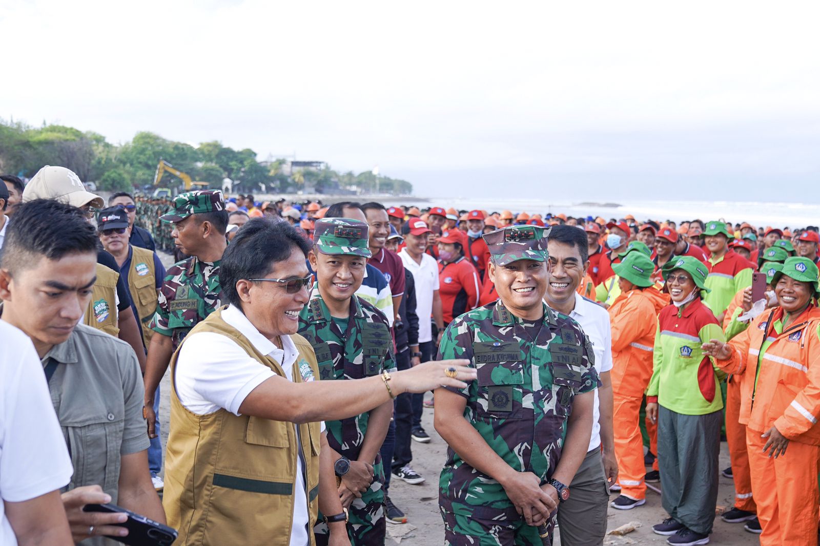Bupati Nyoman Giri Prasta dan Pj. Sekda Surya Suamba menghadiri Aksi Bersih Sampah Laut Kementerian LH/Badan Pengendalian Lingkungan Hidup RI, di Shelter Kebencanaan Baruna, Pantai Kuta, Sabtu (4/1).