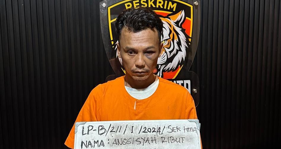 DIBEKUK: Anggi Syah Ribut, 43, kenakan pakaian tahanan Polsek Kuta
