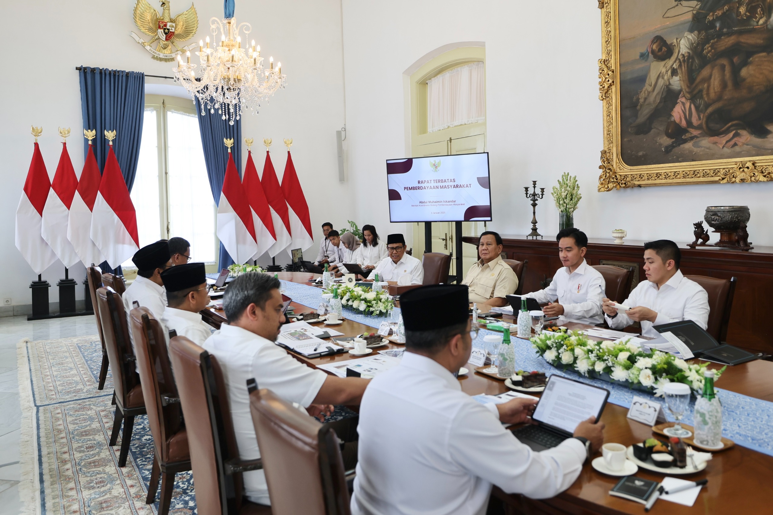 DARI DESA: Presiden Prabowo Subianto dan Wapres Gibran memimpin rapat pembahasan bahan baku makan bergizi gratis