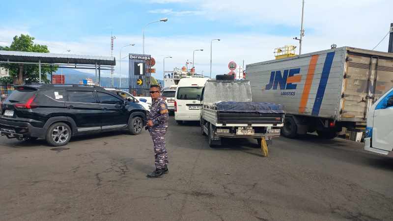 NORMAL KEMBALI : Aktivitas kendaraan yang akan keluar Bali Minggu (5/1/2025). (foto Pos AL Gilimanuk)