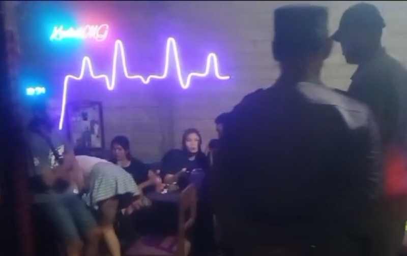 BERSUASANA SYAHDU : Polsek Negara saat penertiban kedai dengan dilengkapi sarana hiburan karaoke yang dinilai meresahkan masyarakat. (foto: polsek negara/jembrana)