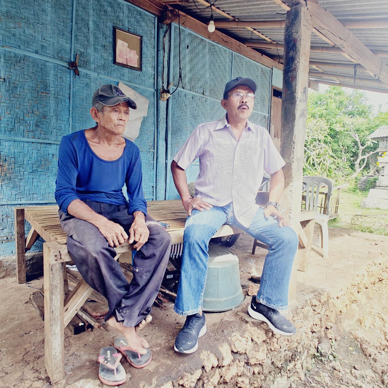 MALU: I Made Badra (kiri) didampingi kuasa hukumnya I Nyoman Sugita Yasa.