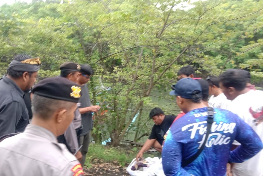 GEGER: Aparat sedang mengevakuasi jasad Bayi di Tukad Pemelisan Pemelisan Banjar Suwung Batan Kendal, Sanur, Denpasar Selatan, Minggu 5 Januari 2025