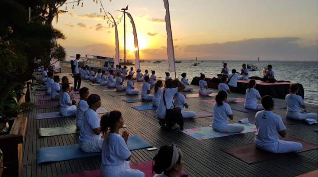 JADI GAYA HIDUP: Sejumlah pantai di Bali menjadi tempat favorit melakukan meditasi dan Yoga untuk kesehatan.