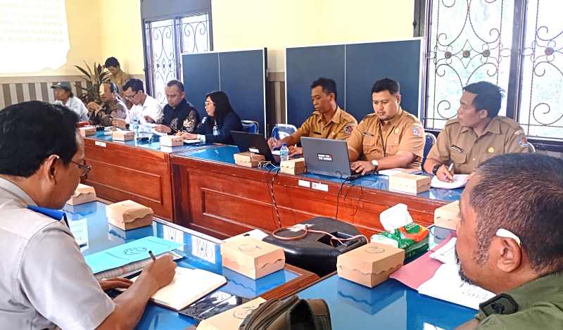 CARI SOLUSI BERSAMA: Mediasi antara warga dan PT SBH terkait rebutan tanah negara di Desa Pancasari, Kecamatan Sukasada, Kabupaten Buleleng. (francelino junior/radar bali)