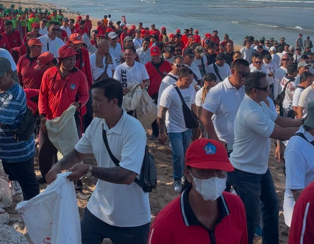 GOTONG ROYONG: Aliansi Bali Angunggah Shanti bersama TNI dan DLHK Badung bergotong-royong membersihkan pantai Kuta, Selasa (7/1/2025).