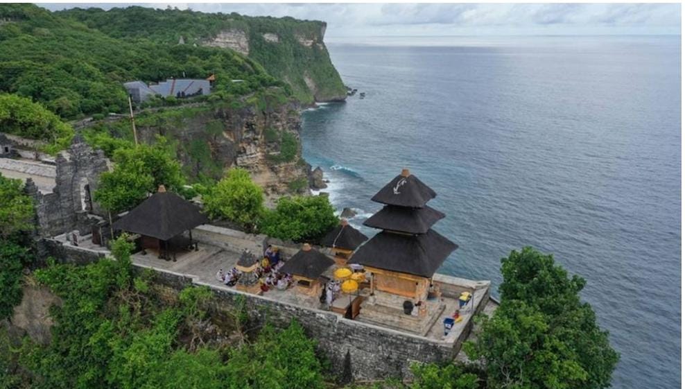 MENGHADAP SAMUDERA: Pura Uluwatu di Kuta Selatan, Badung Bali tampak dari atas dengan pesona tebing yang kokoh di  tepi pantai