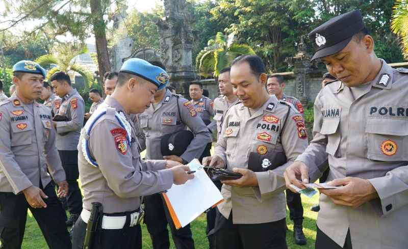 BIAR SELALU TERTIB DAN DISIPLIN: Peringatan disampaikan kepada anggota polisi yang melanggar. (Foto: Humas Polres Klungkung)