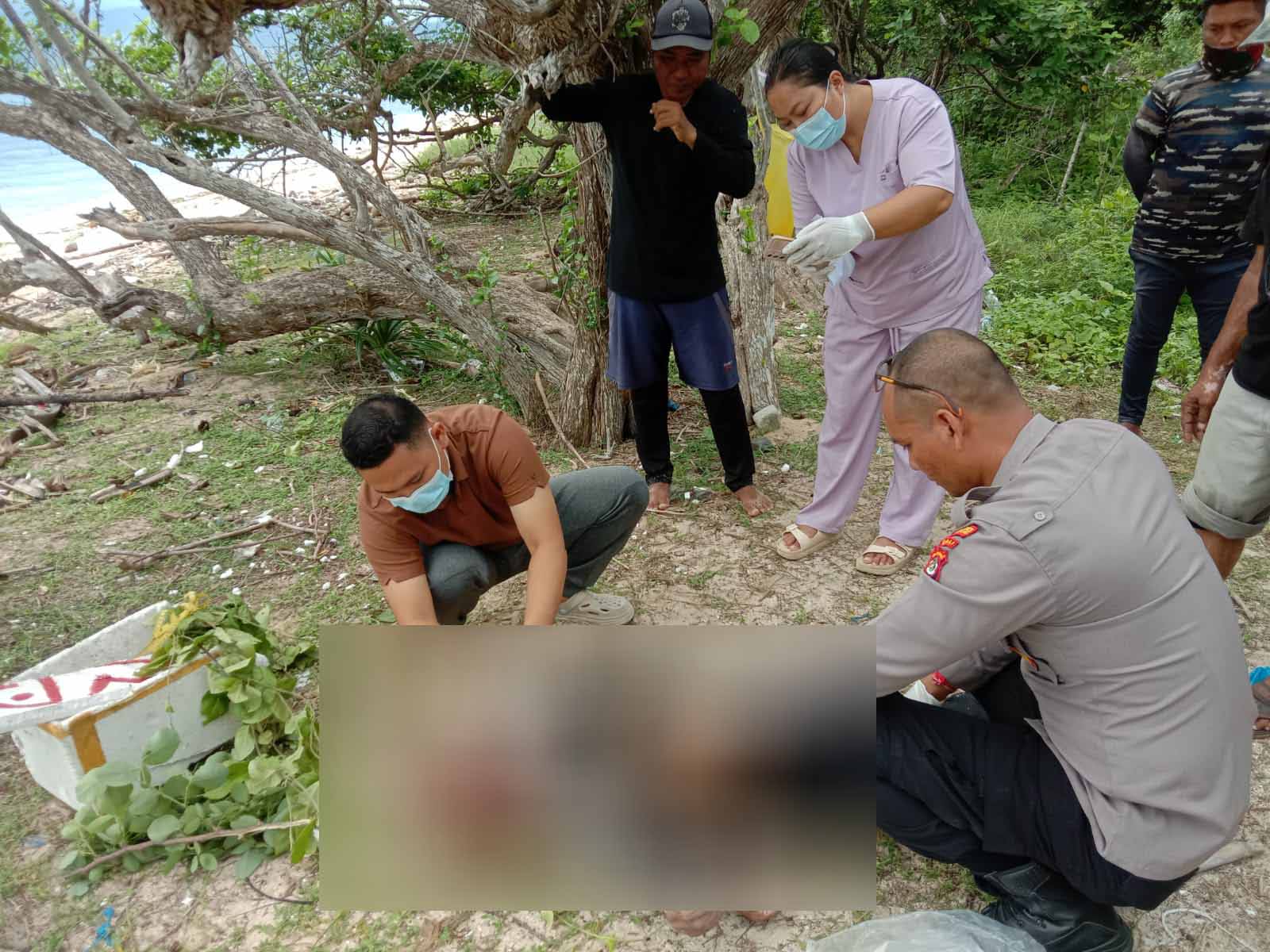 MENGHEBOHKAN: Polisi mengevakuasi jenazah Hartono, warga Banyuwangi, yang ditemukan mengambang di Perairan Gerokgak, Buleleng. (Foto: Polres Buleleng untuk Radar Bali)