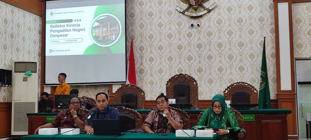 SAMPAIKAN LAPORAN: Ketua PN Denpasar I Nyoman Wiguna (dua dari kanan) bersama wakil ketua dan juru bicara di PN Denpasar, Kamis (9/1/2025).