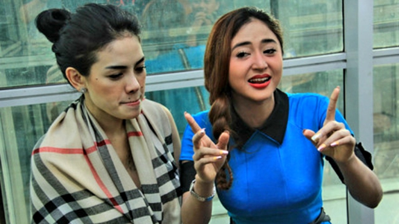 Nikita Mirzani dan Dewi Perssik
