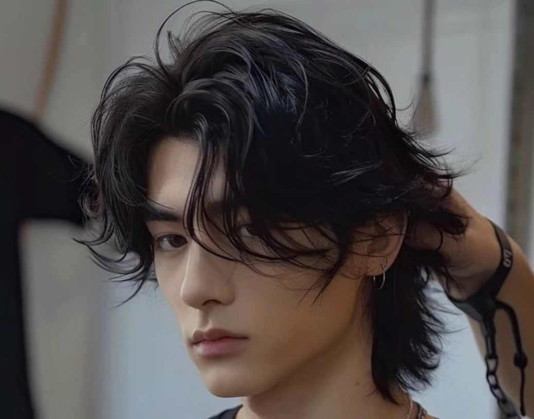 CASUAL - Gaya rambut curly wolf cut yang kembali digemari karena memberi kesan santai dan sesuai untuk rambut ikal dan keriting.