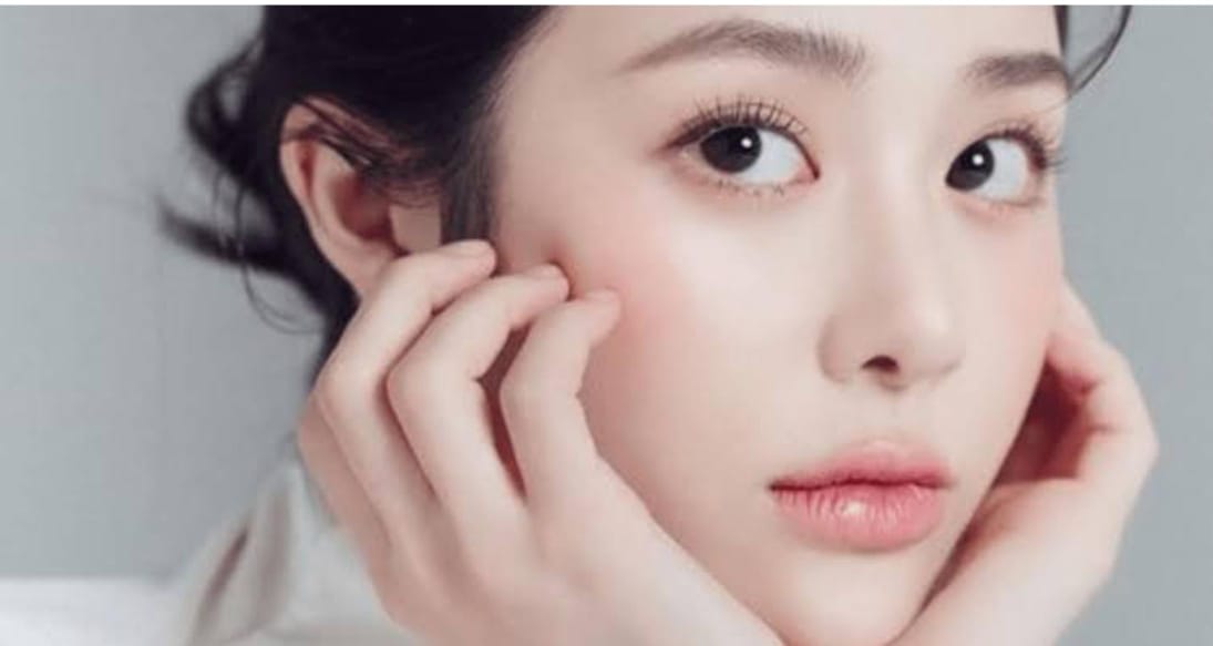 NATURAL LOOK - Tampilan fresh, dewy, dan fleksibel untuk acara formal-nonformal sepanjang hari menjadi pilihan di era yang serba cepat ini.