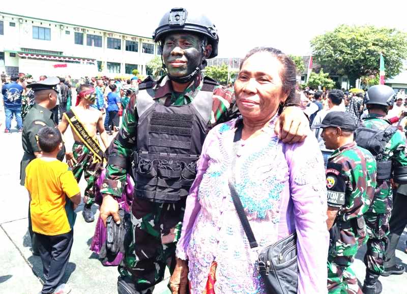 MERAIH CITA-CITA IDAMAN: Yohanes Andle Kala atau lebih dikenal Joni bersama ibunya yang telah lulus sebagai Tentara Nasional Indonesia (TNI) Angkatan Darat (AD) di Rindam IX Udayana.(juliadi/RB)