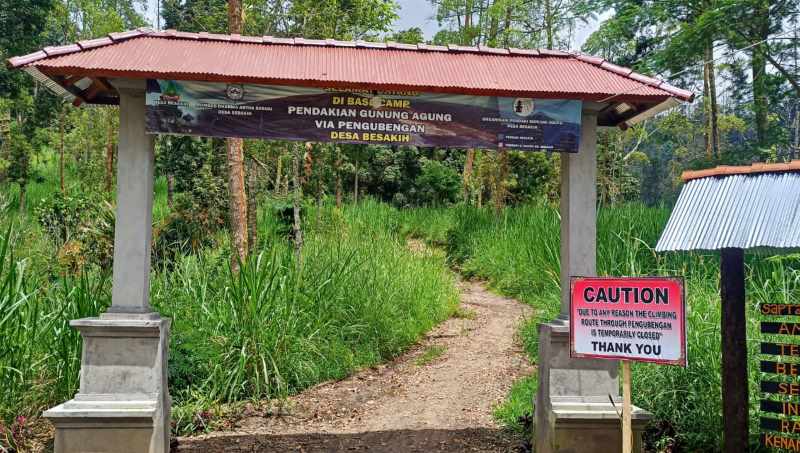 PERLU CEGAH MUSIBAH : Pintu gerbang jalur pendakian ke Gunung Agung, melalui Pengubengan, Besakih diwajibkan memakai pemandu lokal. (istimewa)