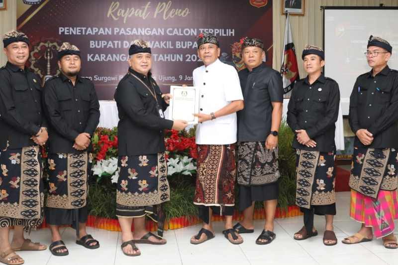 SUDAH DITETAPKAN: I Gusti Putu Parwata-Pandu Prapanca Lagosa saat ditetapkan sebagai Bupati dan Wakil Bupati Karangasem terpilih oleh KPUD Karangasem.( Foto zulfika Rahman/Radar Bali)