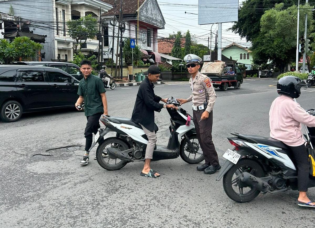 RAZIA: Anggota Lalulintas memberi sanksi tilang kepada tingga pengendara tanpa helm, Junat 10 Januari 2025