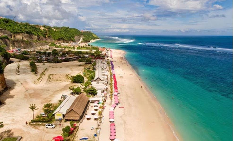 PANTAI KELUARGA TERBAIK - Pantai Pandawa di Desa Kutuh, Badung, adalah lokasi terbaik untuk menikmati olahraga air bersama keluarga.