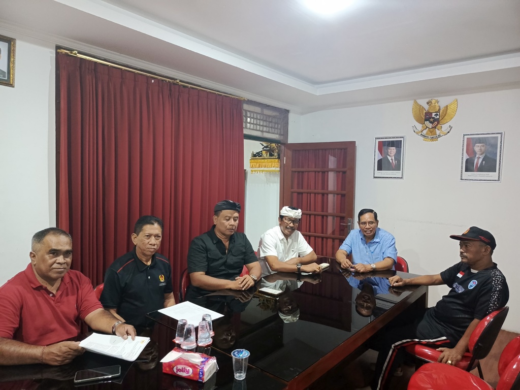 LEBIH AWAL: Para pengurus KONI Badung pasang target juara Porprov Bali kesepuluh kalinya.