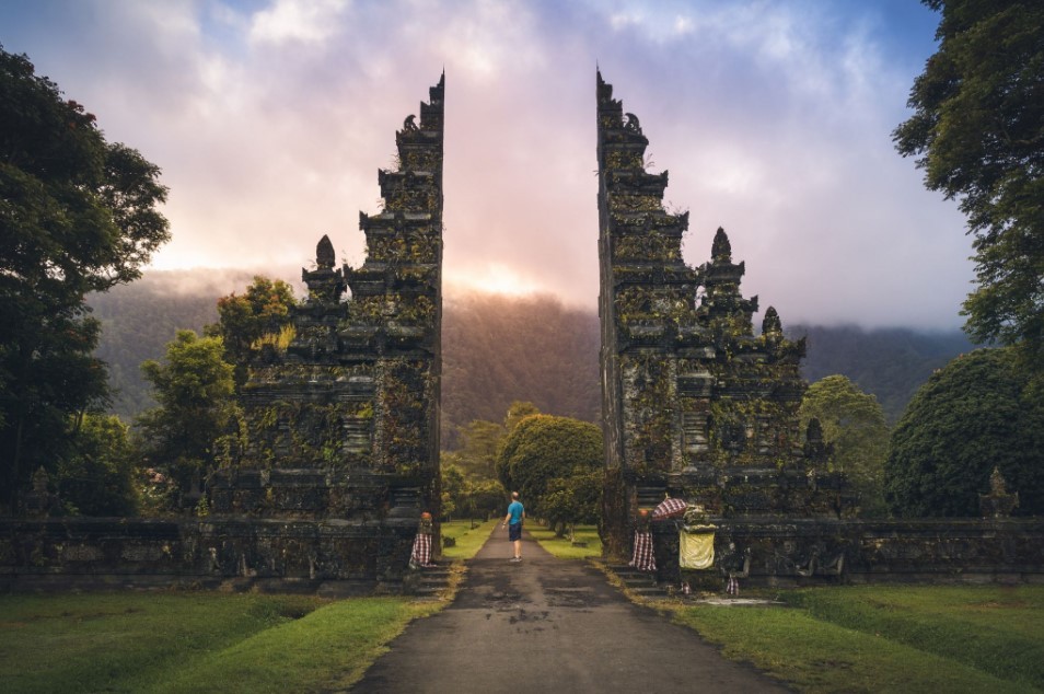 GATE OF HEAVEN - Gerbang Handara Golf & Resort di kawasan Bedugul. Spot Instagramable ini adalah salah satu tempat eksotis yang kental budaya Bali.