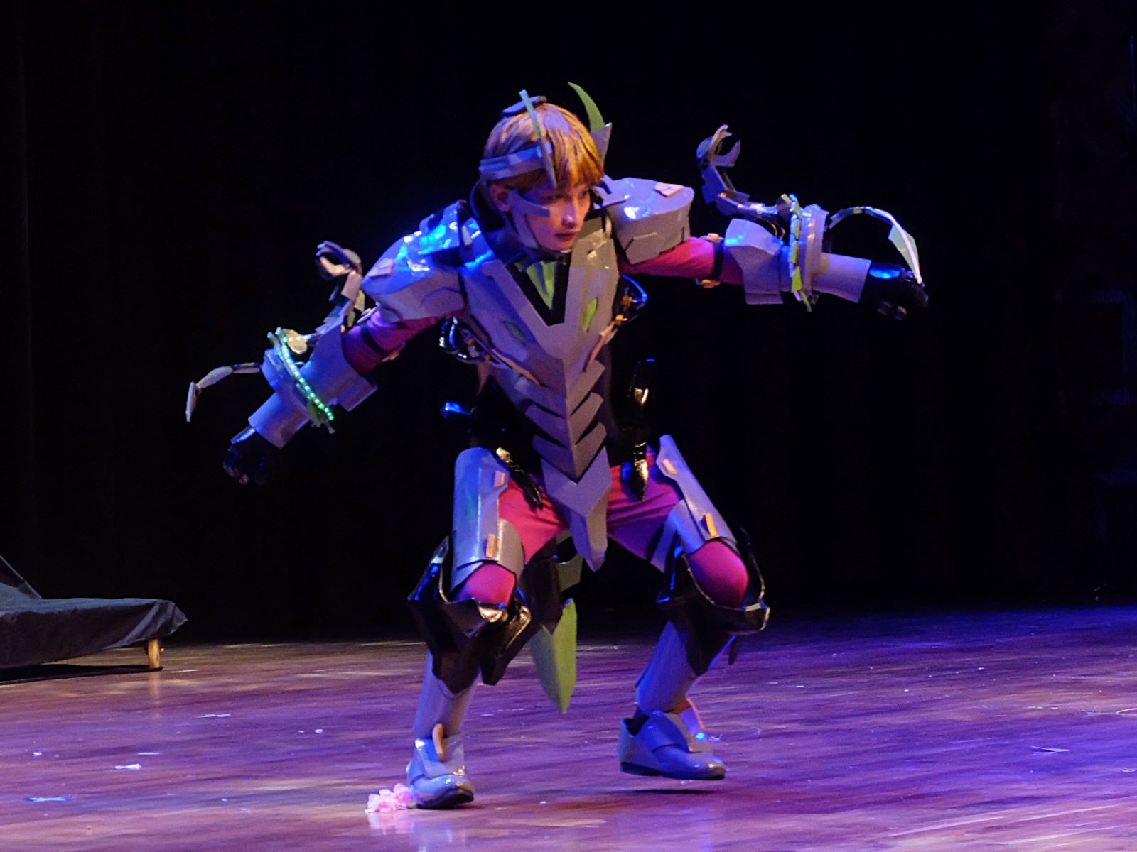 ALA TRANSFORMER: Aksi cosplayer ala transformer di Cre:ha Arc IV Lumintang Denpasar