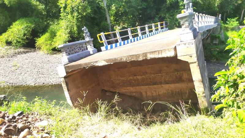 PR INFRASTRUKTUR : Jembatan penghubung Munduk Ranti dan Banjar Pebuahan yang putus total karena bencana tahun 2022. (m.basir/radar bali)