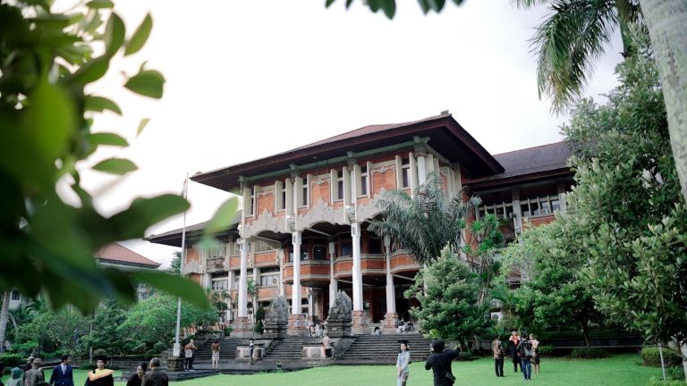 TERBAIK DI BALI - Rektorat Universitas Udayana. Seleksi Nasional Penerimaan Mahasiswa Baru 2025 Universitas Udayana telah dibuka sejak 12 Desember 2024.