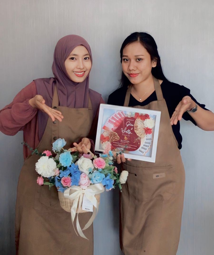 MERINTIS: Pemilik Usaha Innov Party Bali, Irma Cahyani (kiri) dan Ni Putu Novia Trisna Dewi (kanan) merintis usahanya sambil kuliah.