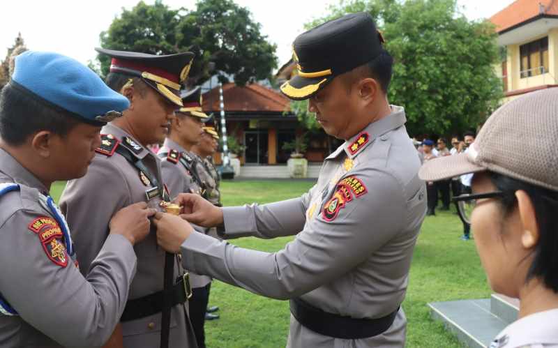 ROTASI JABATAN : (Dari kiri)Kompol I Nyoman Wiranata, Kompol Made Agus Dwi Wirawan, Kompol Gede Juli, dan Kompol I Nyoman Mistanada.( Foto: Polres Buleleng untuk Radar Bali)