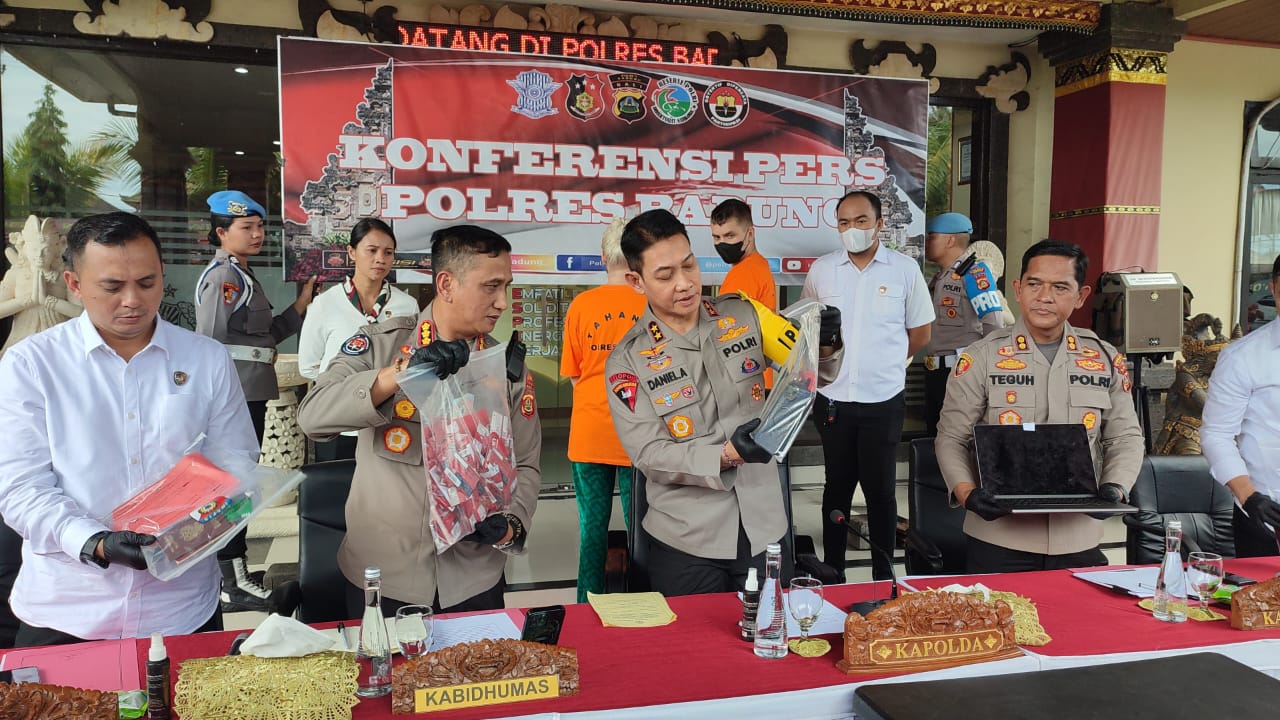 BISNIS TERLARANG: Kapolda Bali Irjen Pol. Daniel Adityajaya S.H., S.I.K., M.Si., Kabid Humas Kombes Pol. Jansen Avitus Panjaitan, S.I.K., M.H., Kabid Propam Kombes Pol. Ketut Agus Kusmayadi, S.I.K