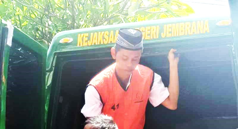 BEJAT: Muhamad Fakhrur Rozi, usai diganjar vonis hukuman 15 tahun penjara oleh majelis hakim Pengadilan Negeri (PN) Negara. (m.basir/radar bali)