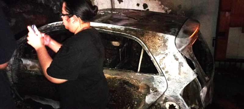 JADI ARANG : Mobil yang hangus terbakar Jalan Dewi Madri X, Desa Sumerta Kelod, Denpasar Timur .(istimewa)