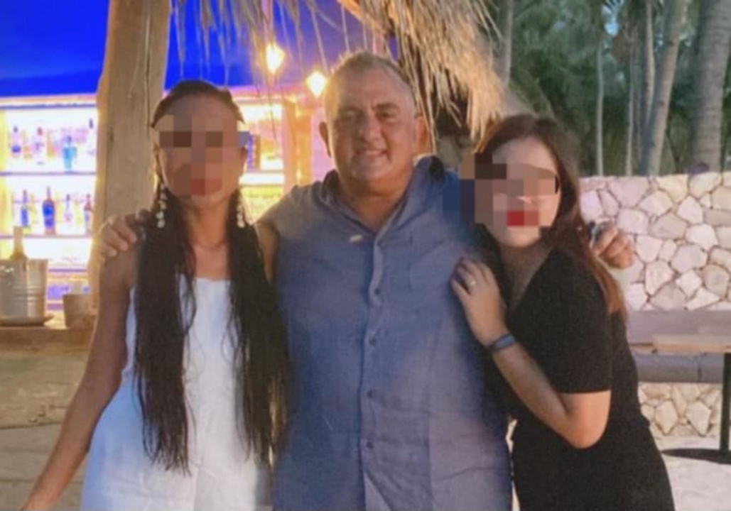 MESRA: Youssef Arick Azoulay bermesraan dengan dua wanita.