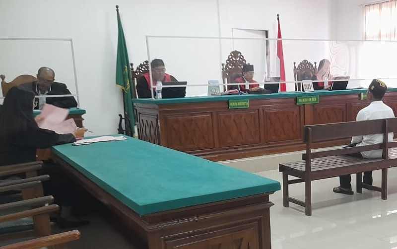 MASIH KALAH TINGGI DIBANDING DI JEMBRANA : Sahadi saat sidang perkara tindak pidana kekerasan seksual terhadap disabilitas dan akhirnya dia diganjar hukuman 12 tahun penjara.(Kejari Buleleng untuk RB)