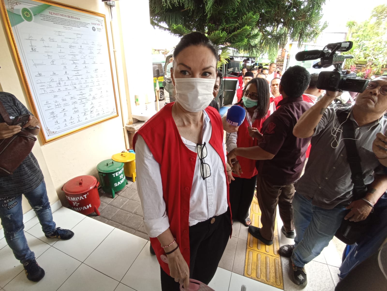 MENCURI: Wanita Australia Vanessa Louise Crimmins, 45, duduk di kursi pesakitan, Pengadilan Negeri (PN) Denpasar, Kamis (6/1/2025) lalu.