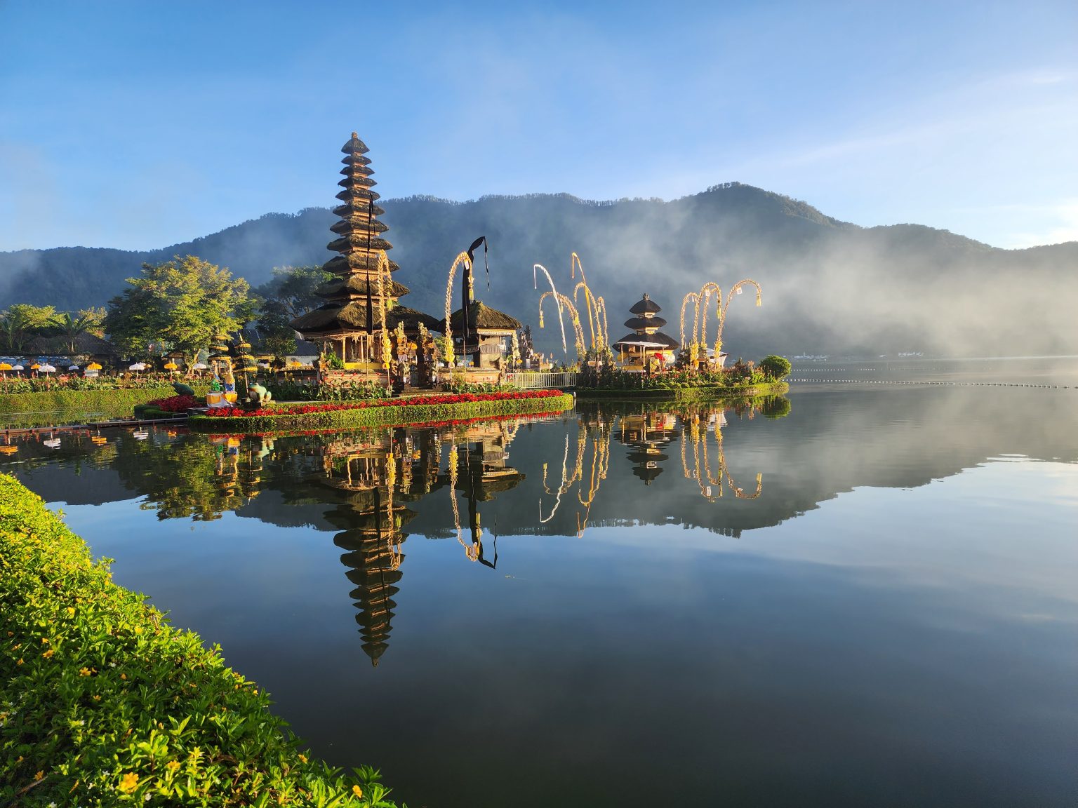 PURA TERINDAH DI DUNIA - Pura Ulun Danu di Danau Beratan, Bedugul. Pura ini untuk memuja Dewa Wisnu dan Dewi Danu, sang pemelihara danau.