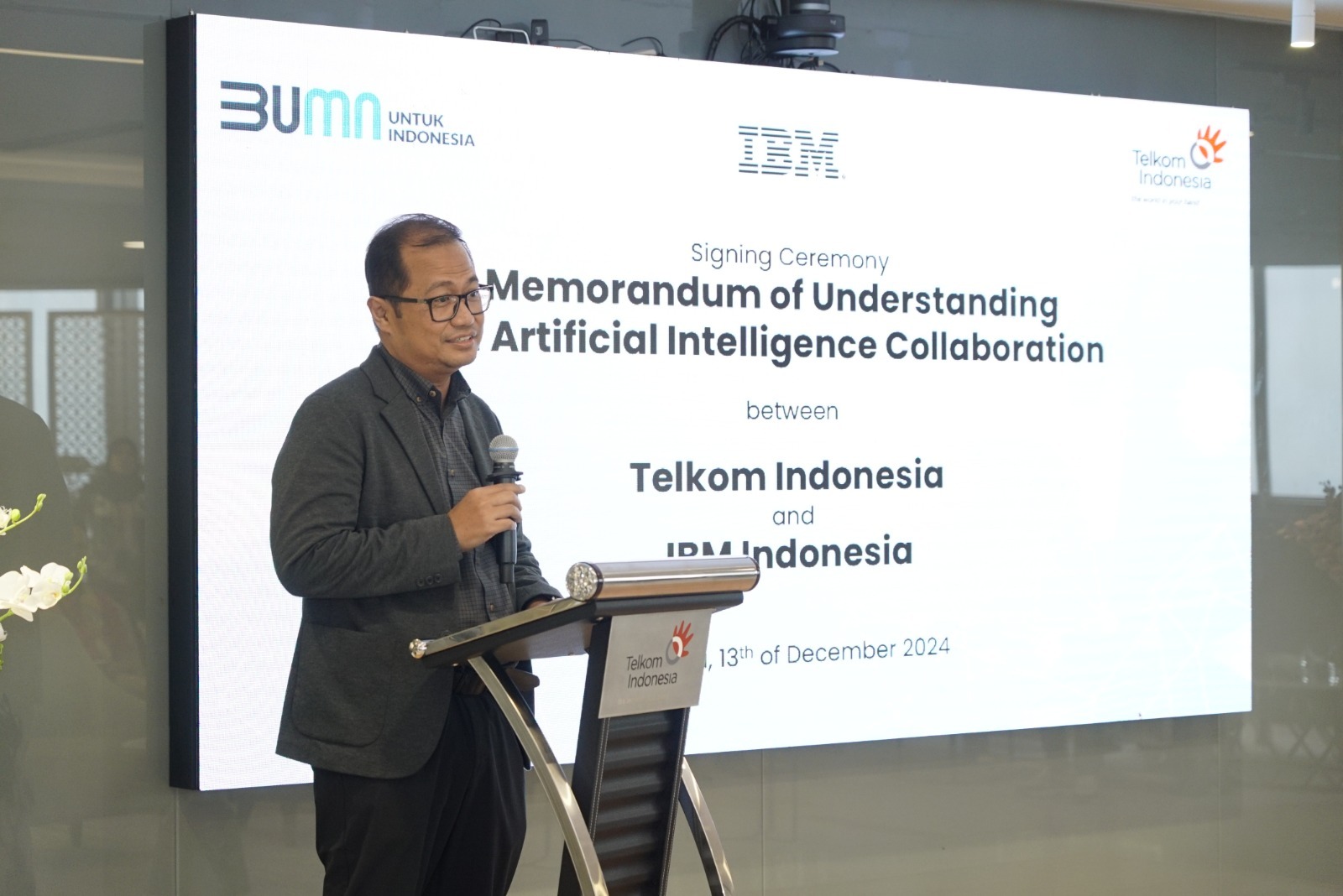 MOU: Direktur Strategic Portfolio Telkom Budi Setyawan Wijaya saat memberikan sambutan pada acara penandatangan Memorandum of Understanding (MoU) antara PT Telkom Indonesia (Persero) Tbk (Telkom).