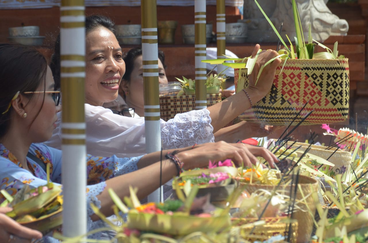 Ilustrasi persembahyangan di Bali-Adrian Suwanto/Radar Bali