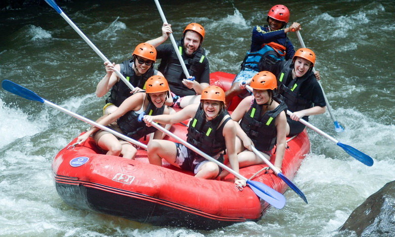 PACU ADRENALIN - Sungai Ayung memiliki jalur rafting sepanjang 12 km yang memiliki tingkat kesulitan beragam sehingga cocok untuk pemula hingga rafting antusiast.