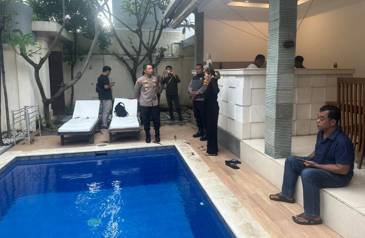 TKP: Polisi berada di lokasi kejadian untuk melakukan olah TKP, di kolam renang salah satu vila di Jalan Braban, Kerobokan Kelod, Kuta Utara, Badung, Kamis 16 Januari 2025.