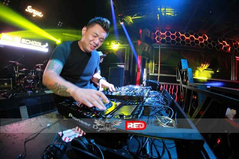 BEBERKAN DUNIA DISC JOCKEY : Denyz Andrew,  instruktur, leader dari Pioneer DJ Team Bali yang saat ini telah mendidik lebih dari 300-an murid. (Foto : Koleksi Denyz Andrew untuk Radar Bali)