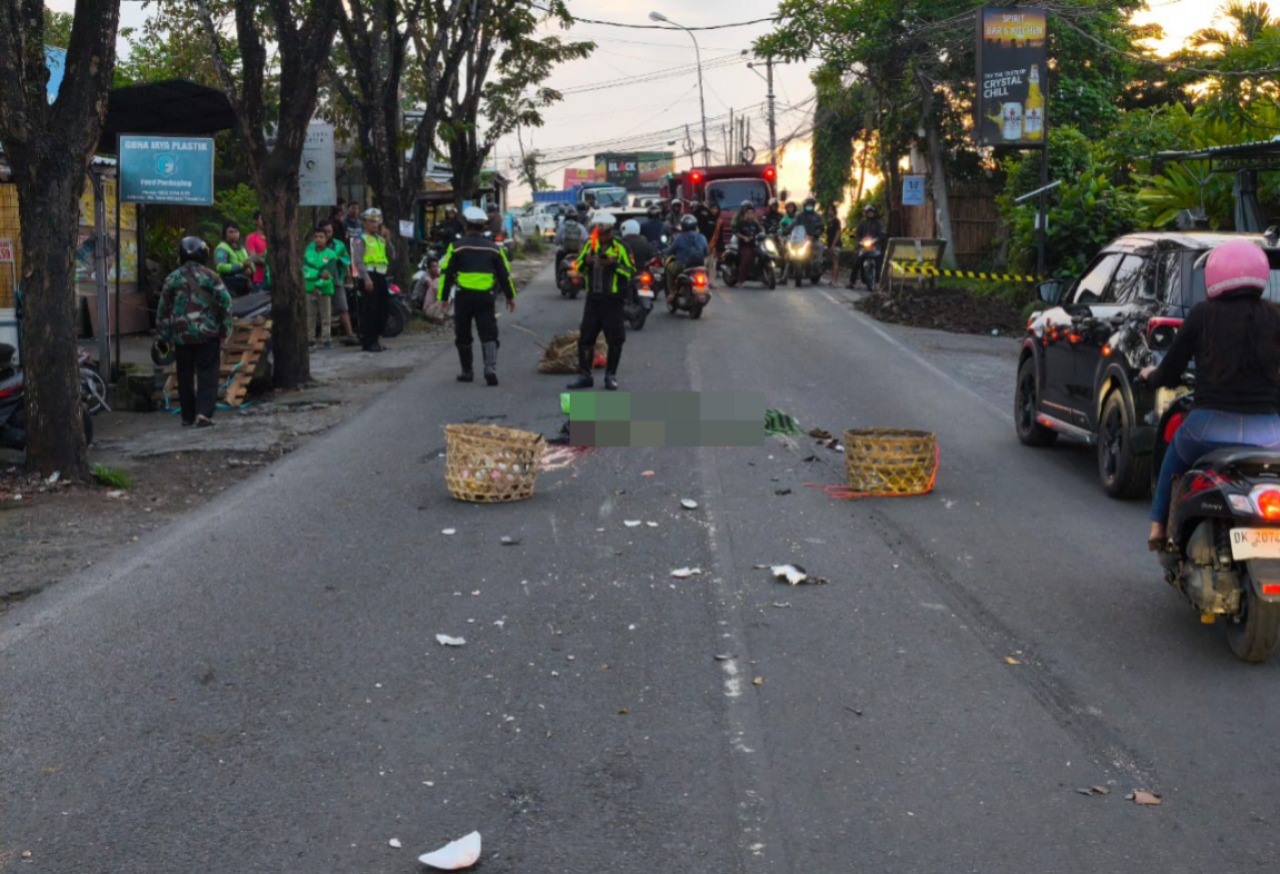 HANCUR: Pengendara dan sepeda motor terkapar di Jalan Raya Canggu, Kuta Utara, Badung, pada Jumat 17 Januari 2025
