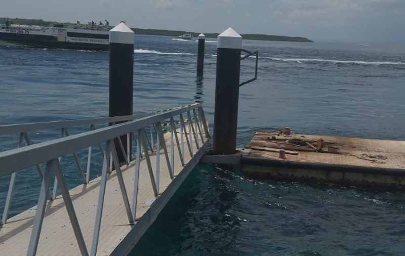 DIHAJAR OMBAK : Kondisi jembatan ponton dan jetty Pelabuhan Kelas II Nusa Penida memprihatinkan jadi sorotan warga setempat. (istimewa)