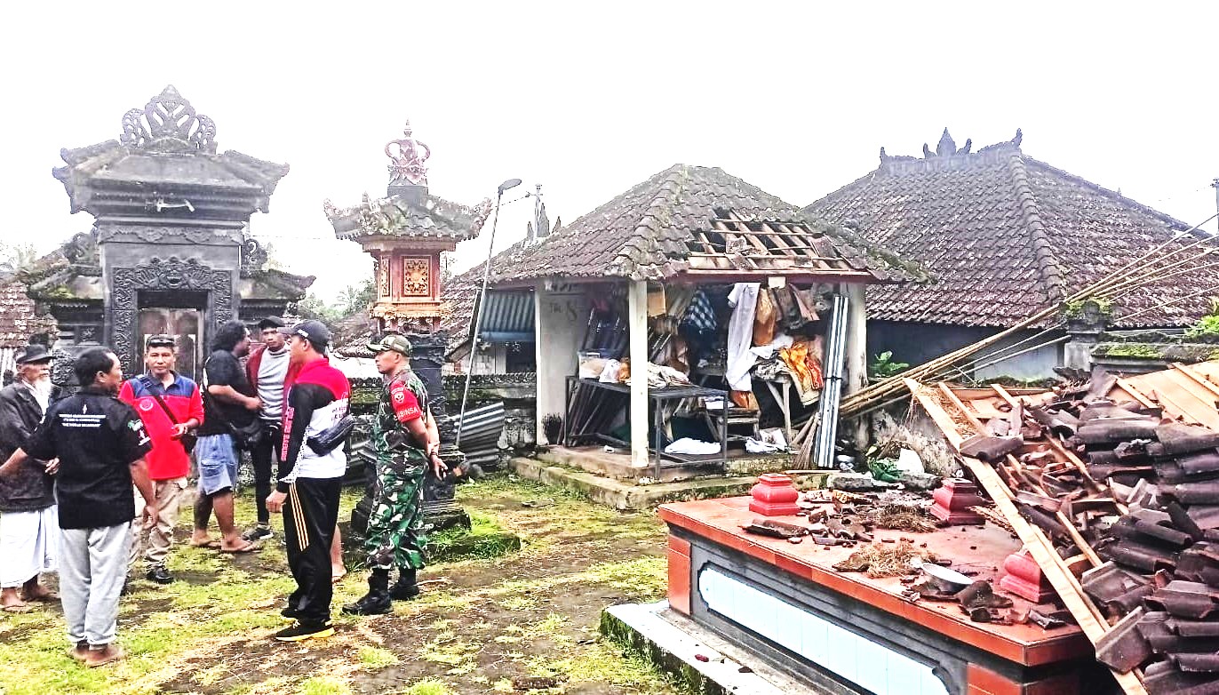 RUSAK BERAT : Kondisi bangunan milik warga Tabanan di daerah Soka yang rusak disapu angin puting beliung. (juliadi/radar bali)