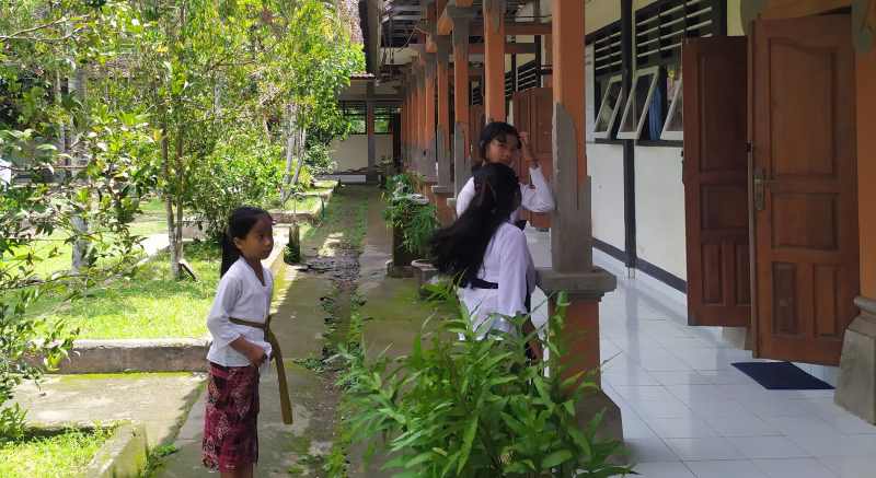 PARA PENGHUNI TERAKHIR: Aktivitas siswa SDN Blimbingsari Sabtu lalu. (foto: m.basir/radar bali)