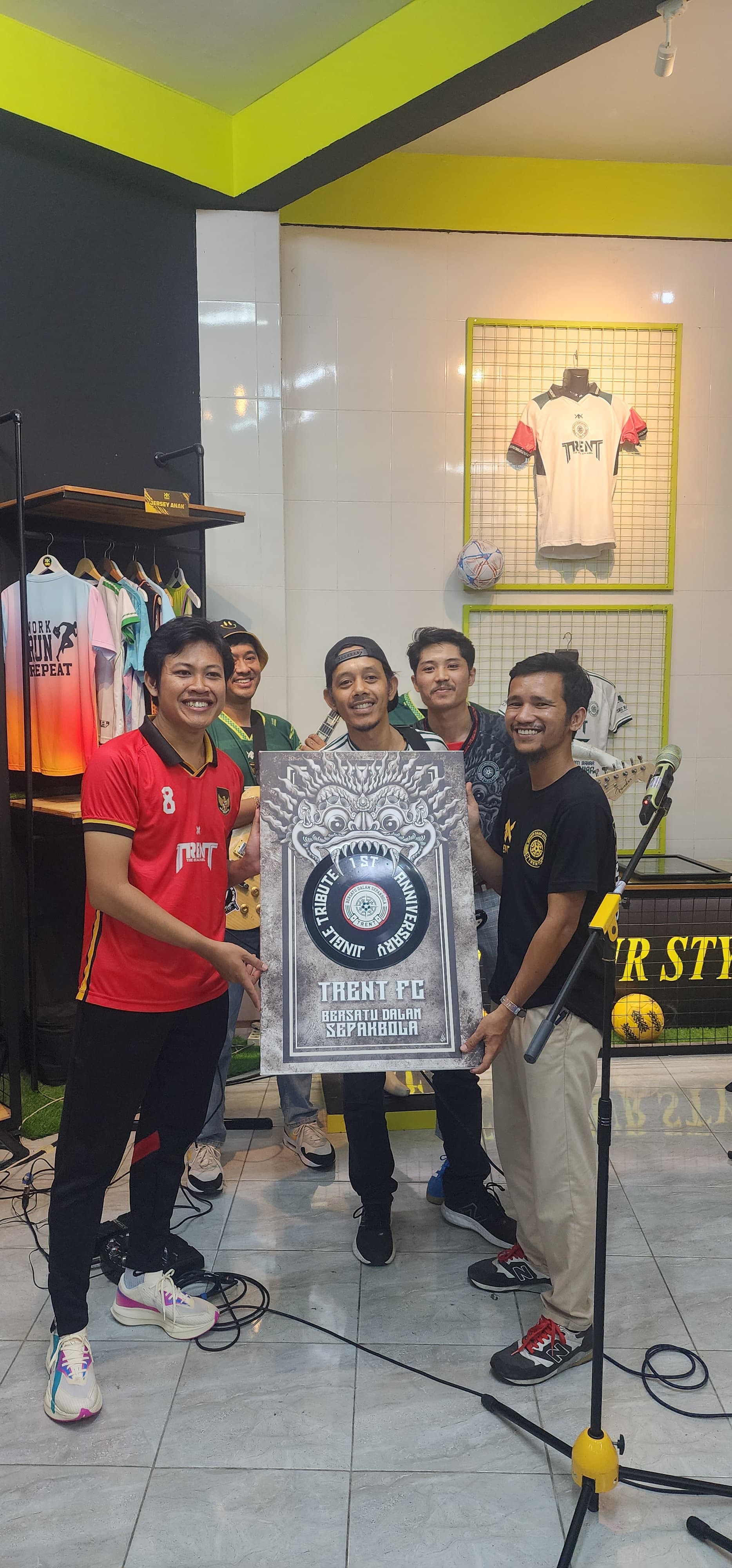SOLID: Pencinta Bola di Denpasar yang tergabung di Komunitas Sepak Bola Trent FC, launching jingle dan jersey. (Trent FC)