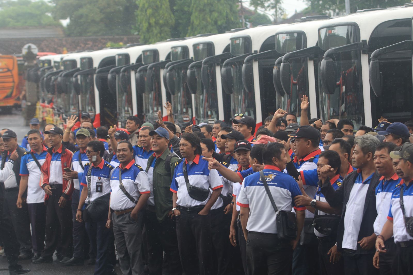 NGANGGUR: Aksi protes operator bus Trans Metro Dewata belum lama ini di Terminal  Ubung Denpasar belum lama ini