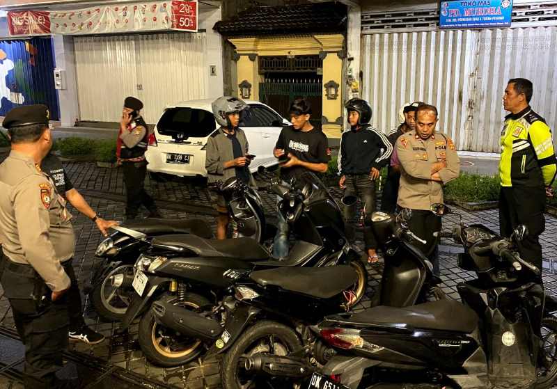 GELAR PATROLI KELILING : Polisi menyisir wilayah untuk menekan kriminalitas di Gianyar. (Foto: Polres Gianyar)